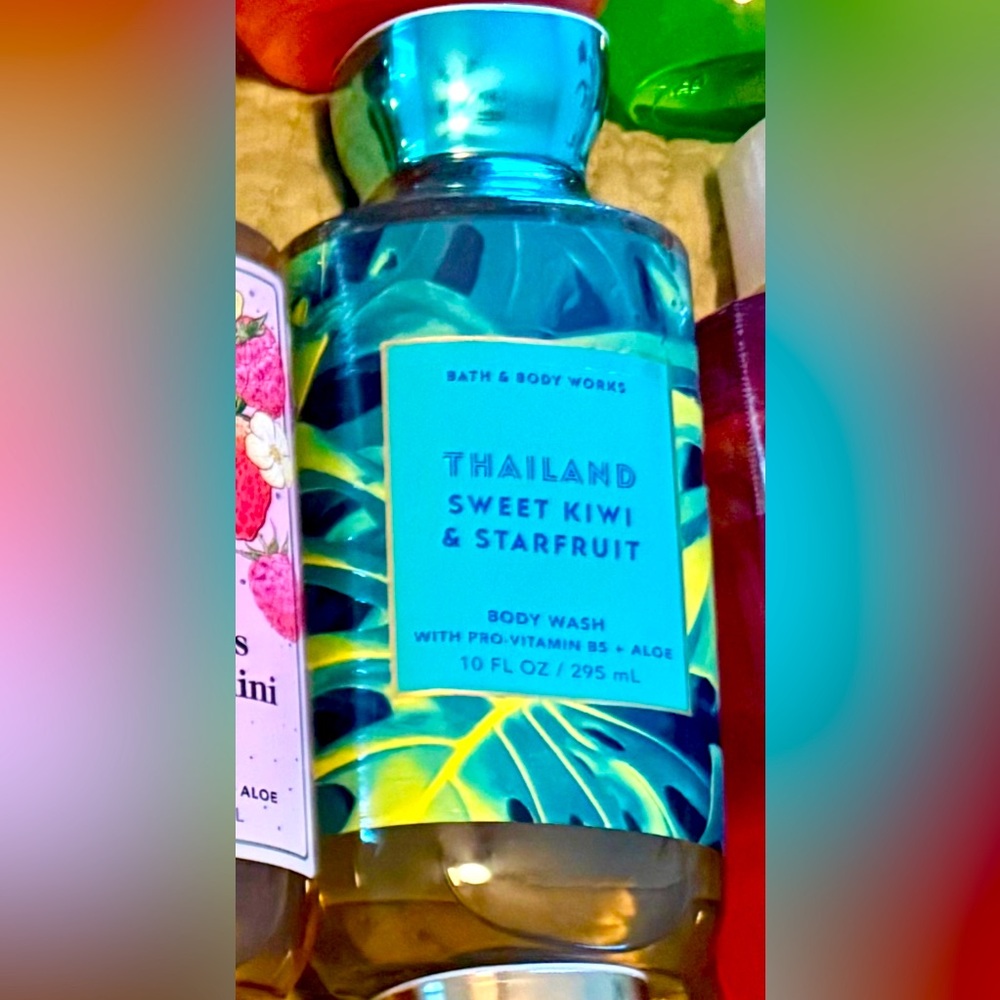 Bath & Body Works Thailand Sweet Kiwi & Starfruit - 10 OZ Body Wash 🥝✨